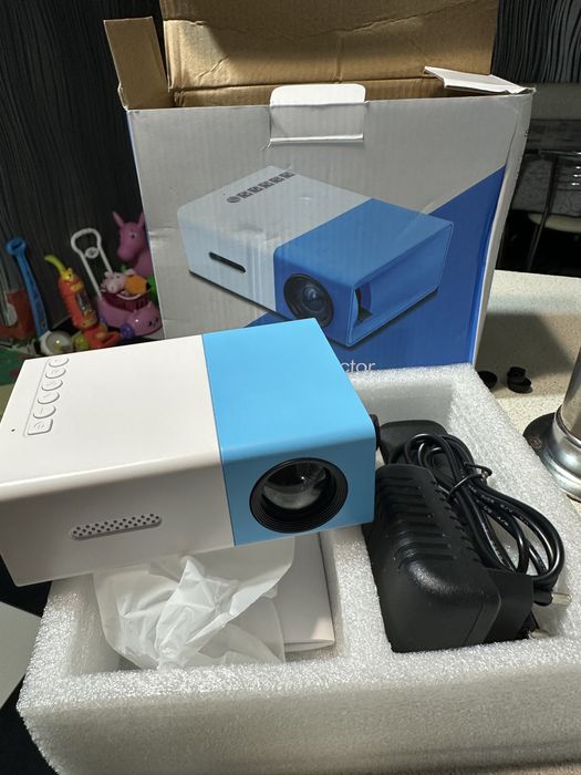 Лед проектор новий