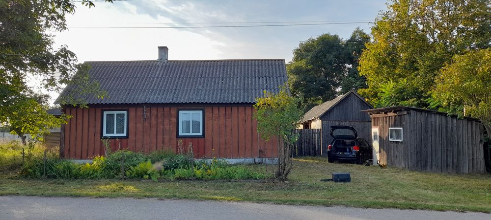 Dom drewniany, stodola i zabudowania na dzialce 75 ar