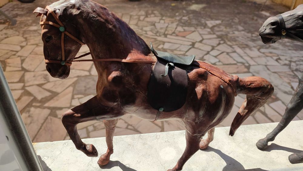 Escultura de figura de cavalo vintage em couro