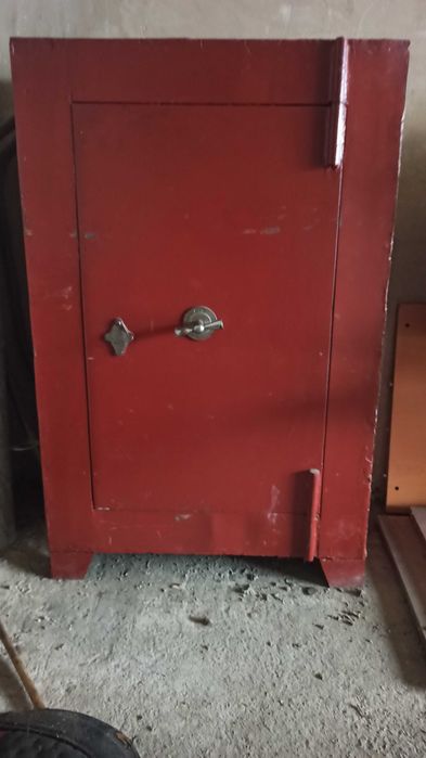 Продаю сейф 1.5м. висота