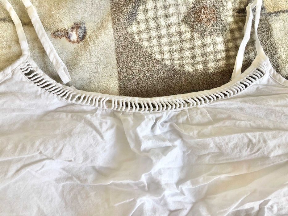 Biała koszulka, top z falbanami, neonowy haft Atmosphere