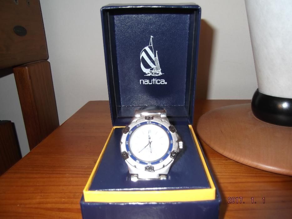 Relógio NAUTICA, semi novo, azul com fundo branco.