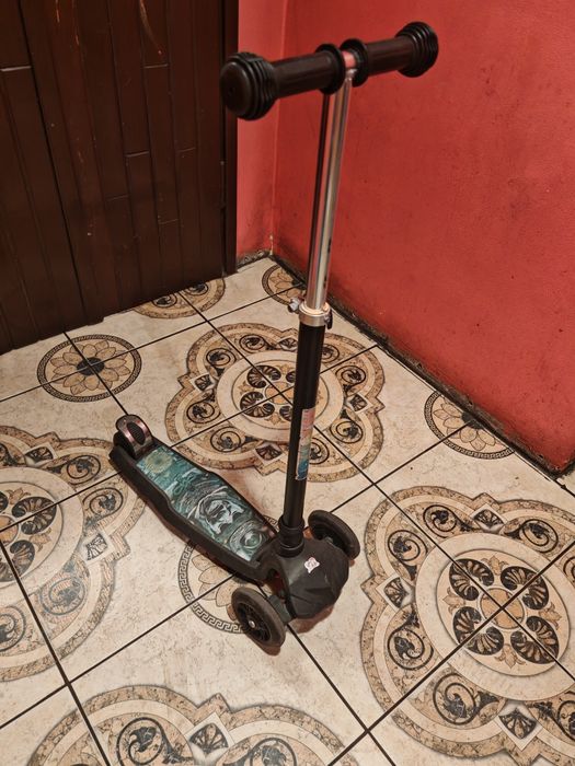 Hulajnoga trójkołowa LED