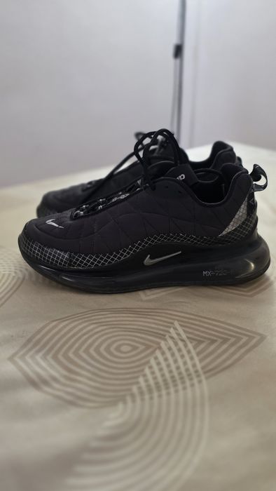 Nike Air MX-720-818 "Triple Black
​Este tênis é uma fusão futurista que combina elementos do clássico Air Max 98