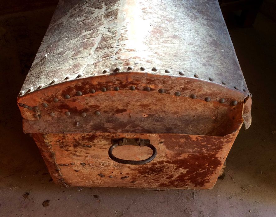 Arca antiga forrada a pele de vaca