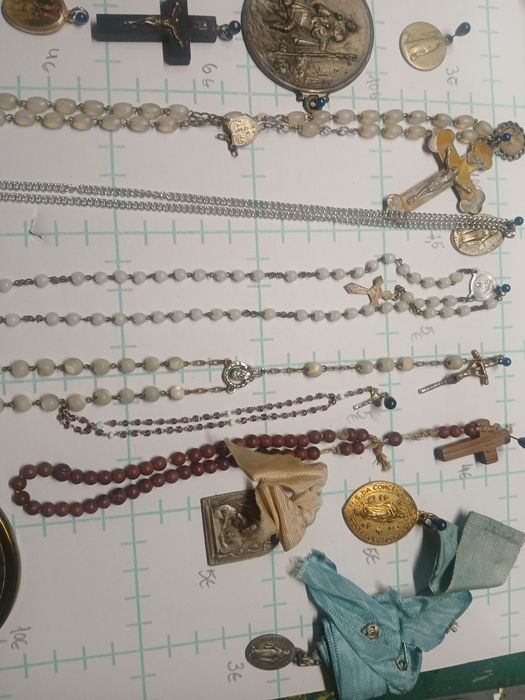 Medalhinhas e outros items religiosos