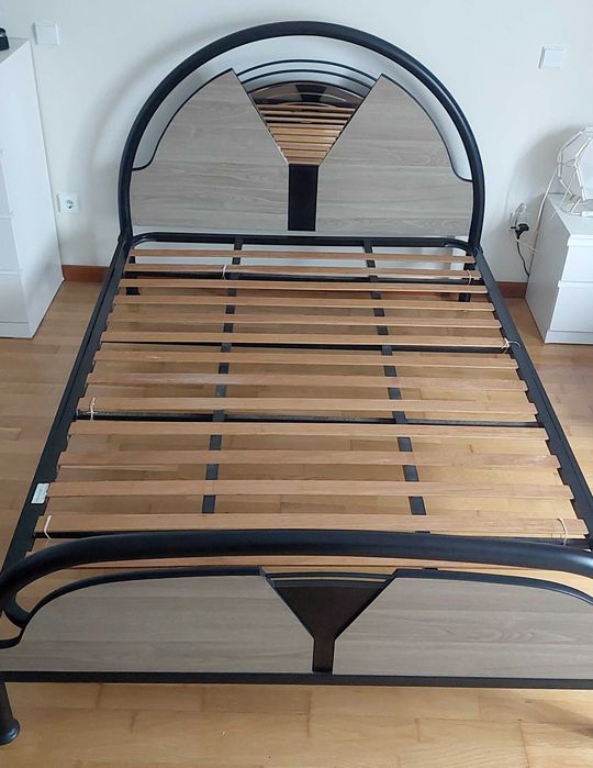 Cama de casal em ferro com estrado