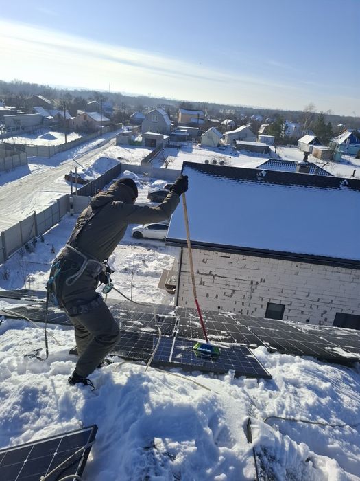 Чистка  - уборка снега с  територии так же криш  СОЛНЕЧНЫХ ПАНЕЛЕЙ
