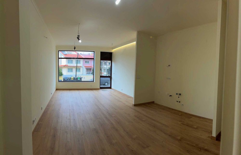 Loja em custódias zona nobre/ aluga-se ou vende-se