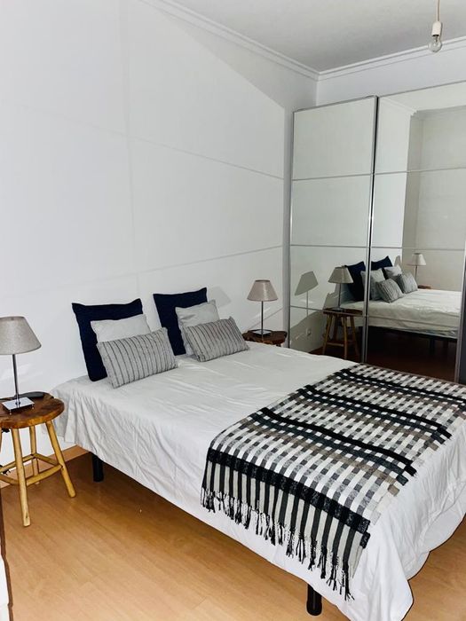 Quarto de casal com TV e varanda campolide