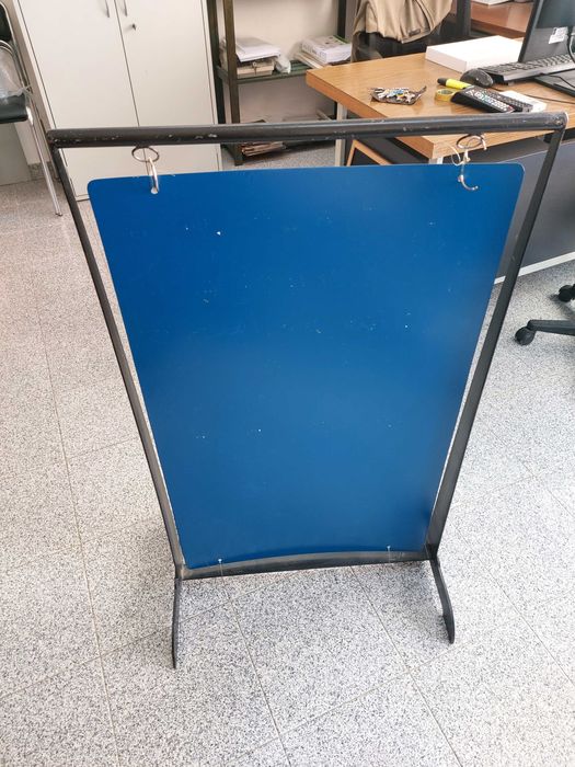 expositor com quadro metálico