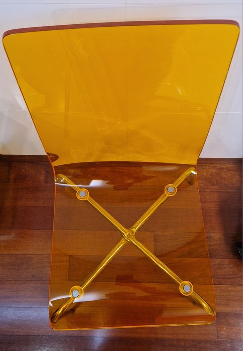 Cadeiras em acrílico laranja