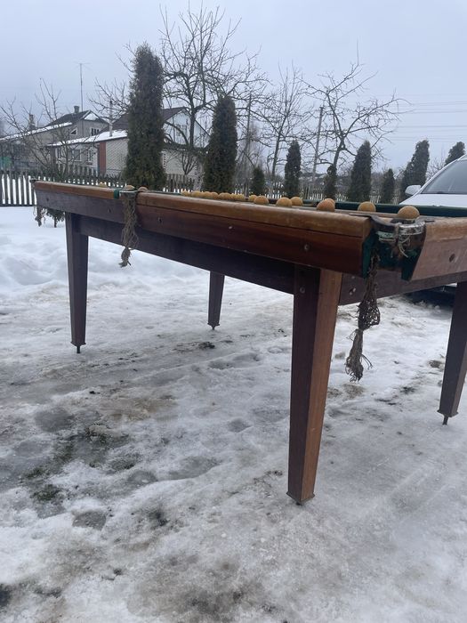 Більярдний стіл.