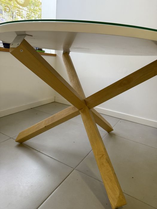 Mesa com pernas cruzadas madeira