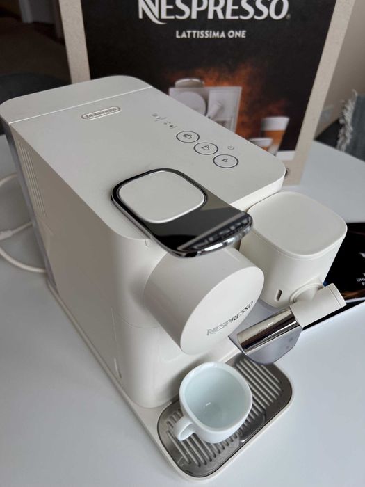 Кавоварка Delonghi Nespresso