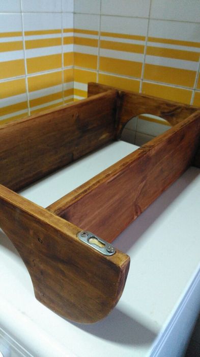 prateleira com 8 frascos grandes