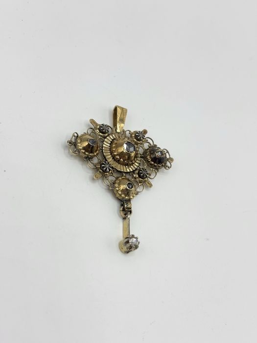 Stara złota zawieszka z diamentami.