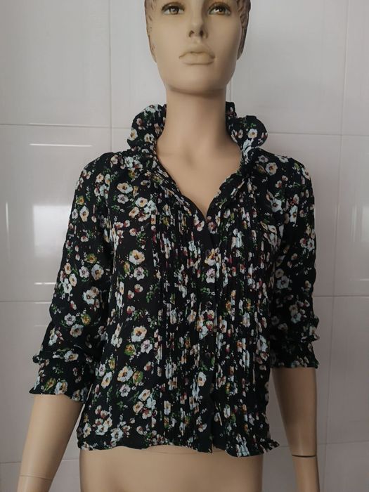 Blusa Senhora preta com flores. Tamanho M