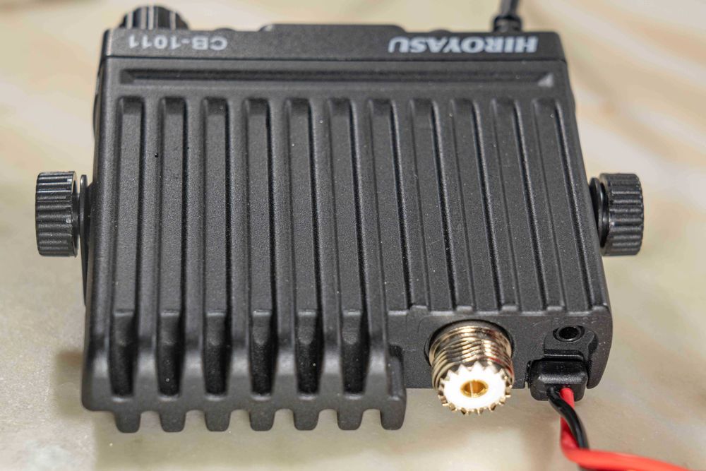 Radio CB de 8W com 40 canais em AM e FM.