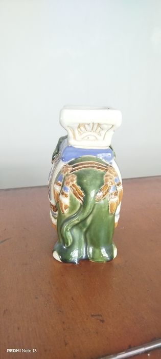 Elefante em cerâmica e queimador