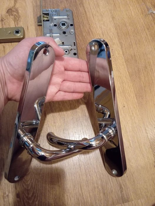 Dwie pary klamek do drzwi łazienka pokój zamek