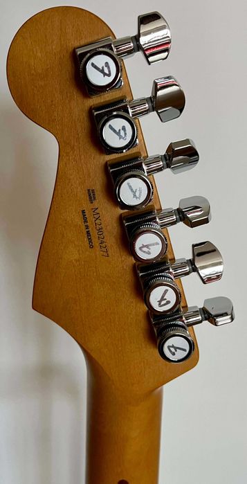 Fender Player Plus Stratocaster, Maple Fingerboard, 3-Color Sunburst