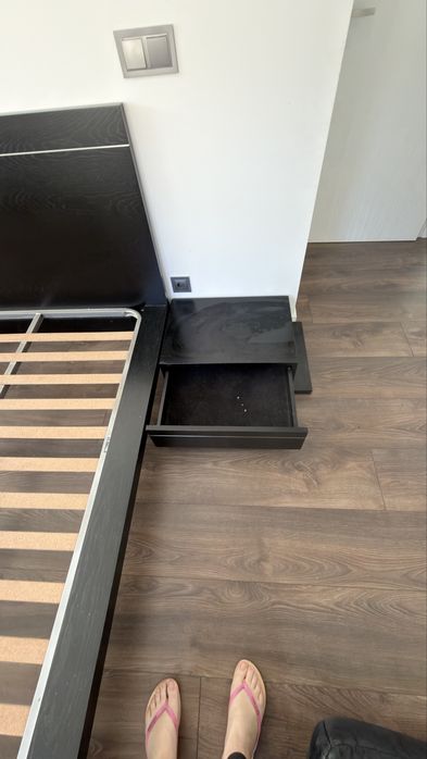 Cama e mesa de cabeira