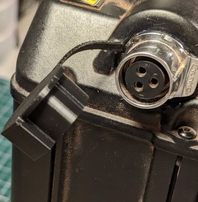 Osłona portu ładowania SurRon Light Bee X z pierścieniem