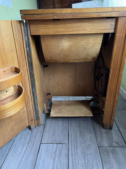 Швейна машинка в тумбі(ножна)