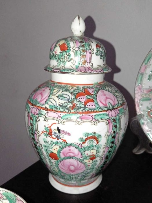 Conjunto de peças de porcelana oriental