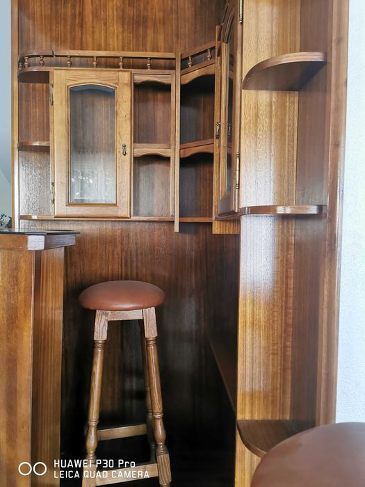 bar de madeira de canto com cadeiras