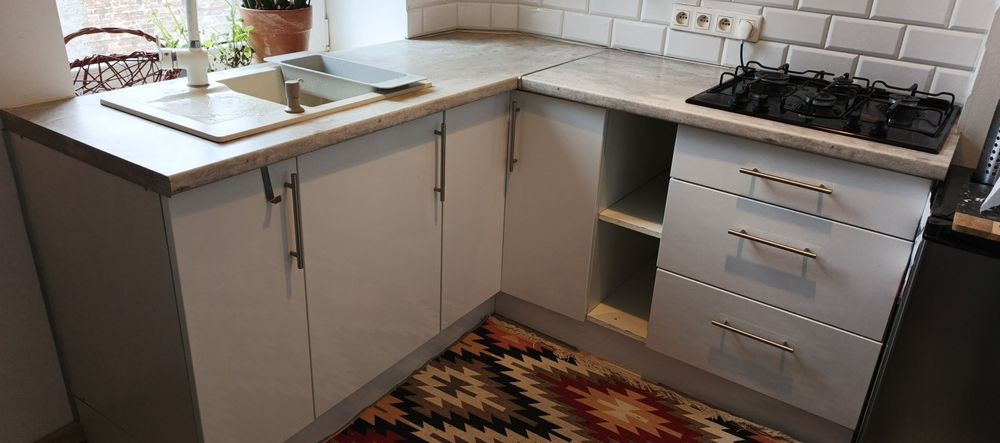 Meble kuchenne wraz z płytą gazową i zlewem