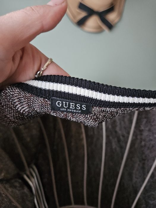 Guess DAFNE – elegancka sukienka damska midi z lampasami i logotype
