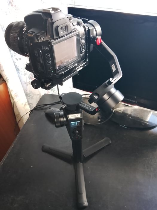 Fotógrafo com câmeras e filmagens aéreas com drone DJI 4K  pára festas