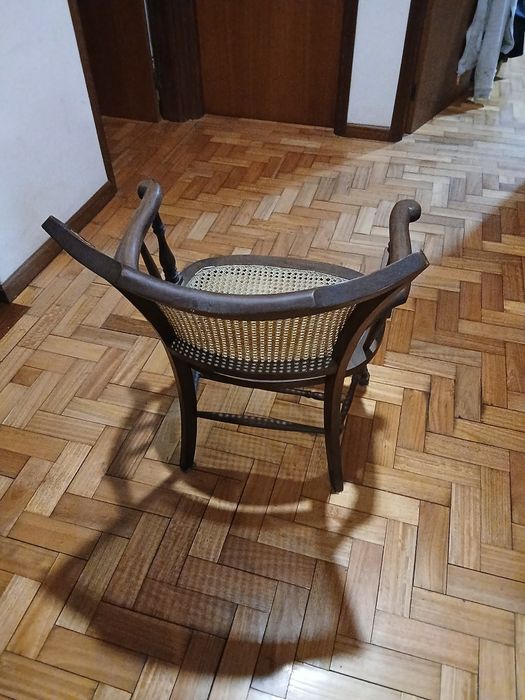 Cadeira antiga bom estado
