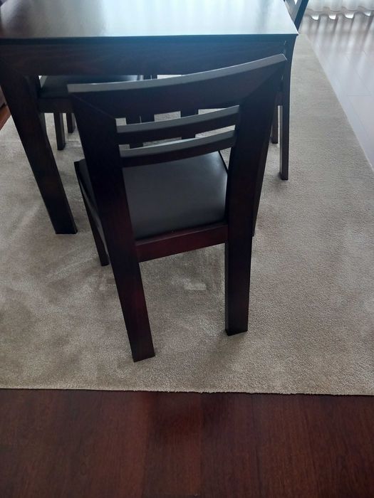 Mesa de jantar e cadeiras