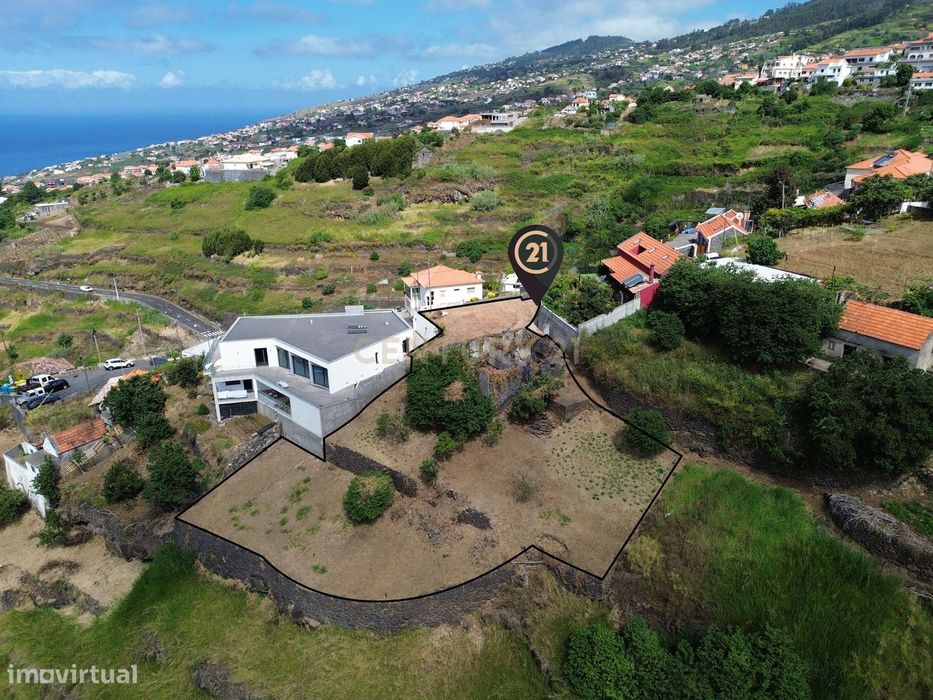 Terreno com Vista Mar em Zona Privilegiada - Calheta