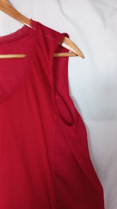 Top cavado vermelho com barra tecido transparente