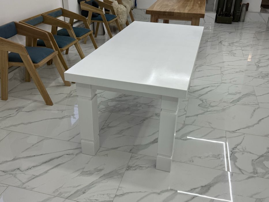 Стіл новий із дерева