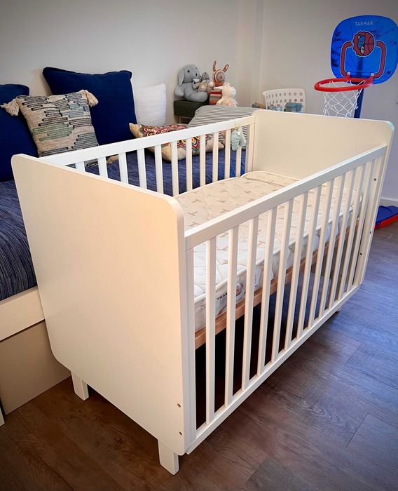 Cama e colchão de bébé