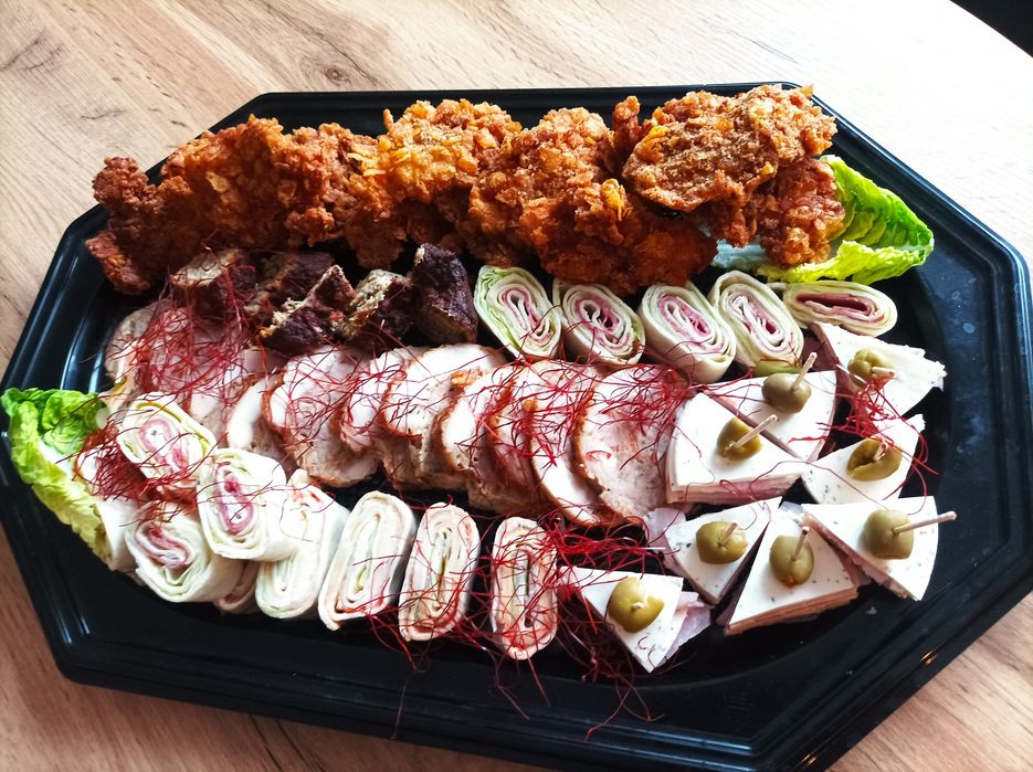 Przekąski, zimna płyta, catering na imprezę.