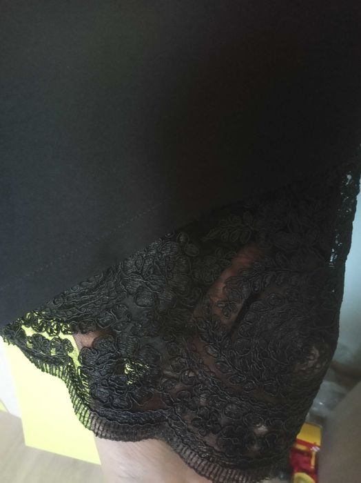 Czarna elegancka sukienka z koronką 34