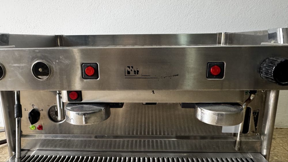 Máquina de café industrial + moinho – moinho funcional, máquina por testar