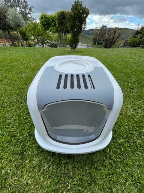 Duas caixas de areia para gatos.