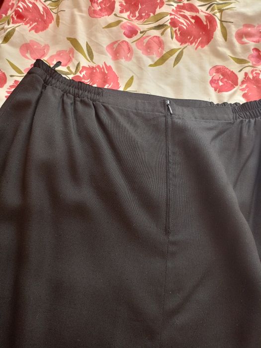 Piękna długa czarna  spódnica.