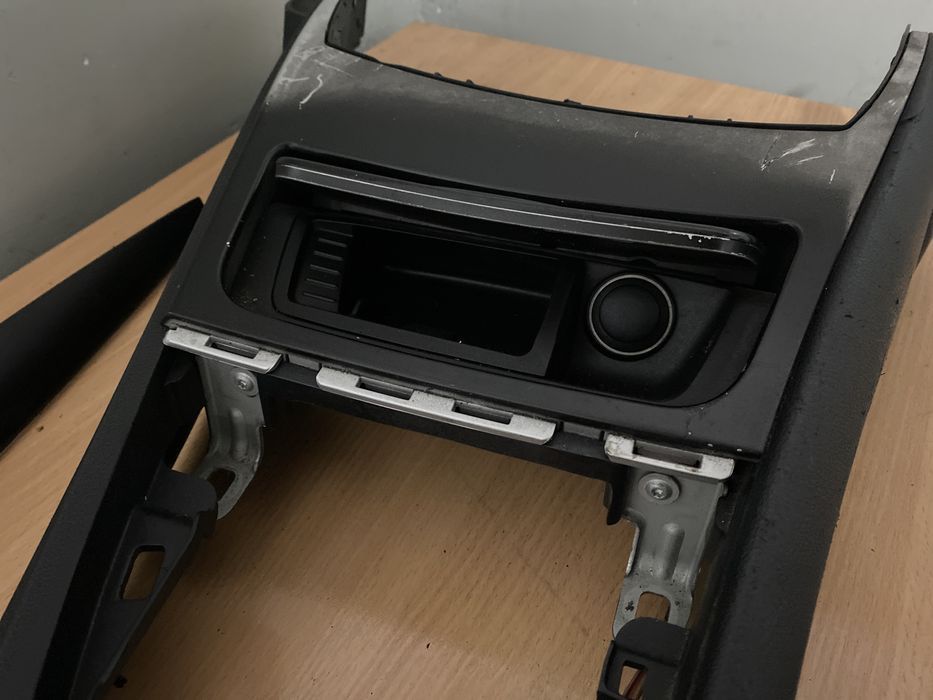 Bmw E88 E82 E81 Tunel Listwa kokpitu osłona zmiany biegow gniazdo zapa