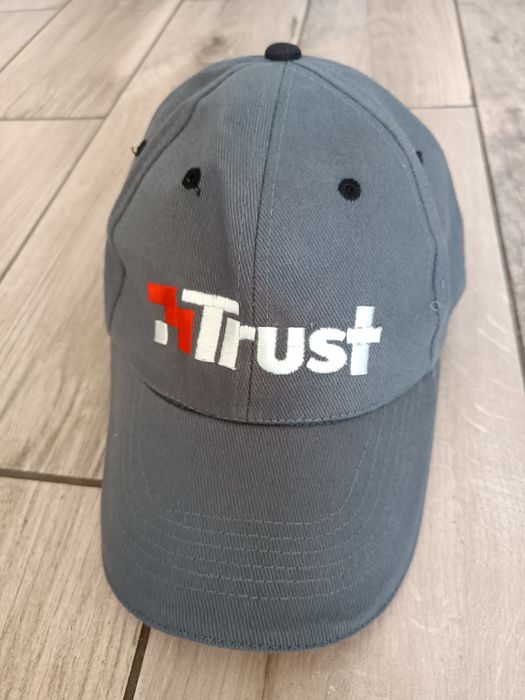 Czapka z daszkiem popielata czerwony otok Trust