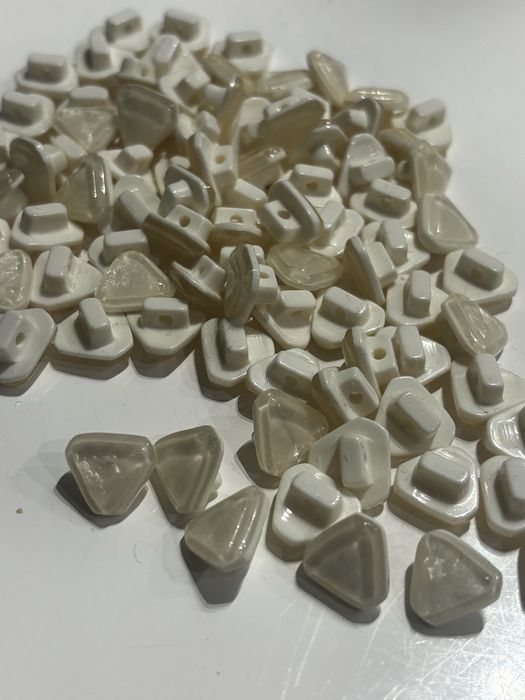 Guziki na stopce trójkątne 3D strukturalne ecru białe pasmanteria 106szt