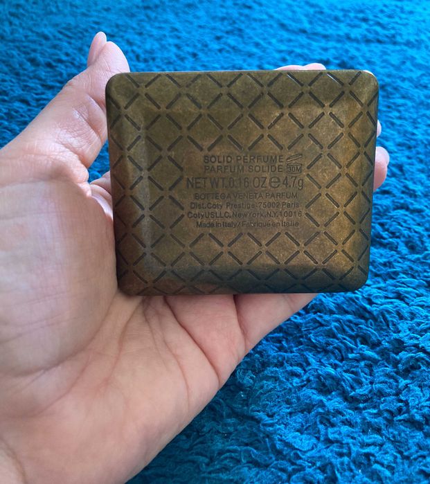 Kompakt z lusterkiem PO perfumach Bottega Veneta