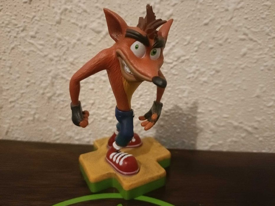 Actiin figure Crash bandicoot oficial TOTAKU
